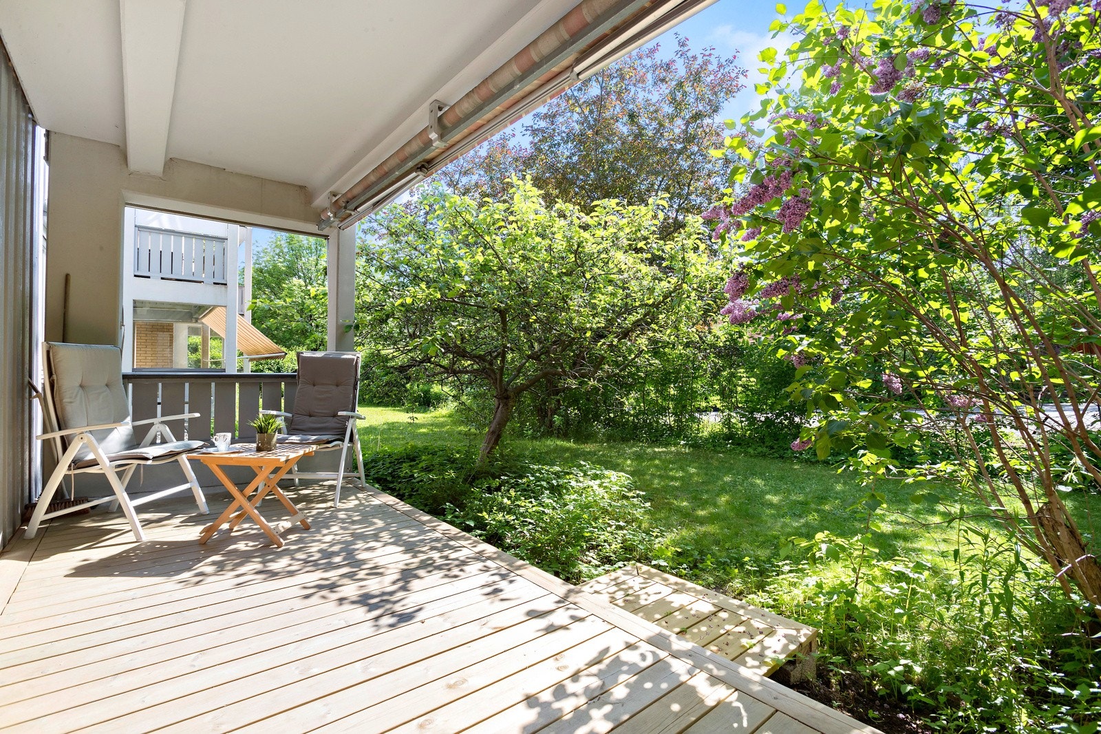 Usjenert, vestvendt terrasse på 14 kvm - et ekstra uterom om sommeren Galleribilde