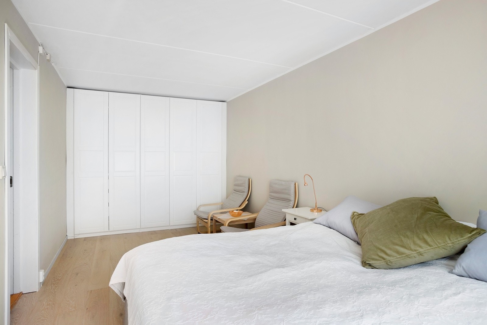 Garderobeskap med lys i innredning Galleribilde