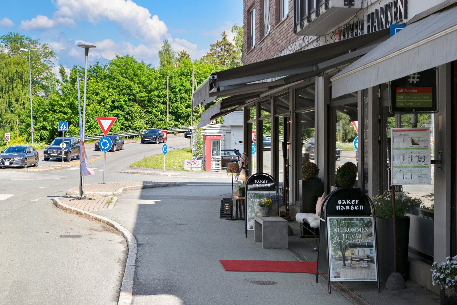 Hyggelige Baker Hansen Kafe rett ved bussholdeplassen Galleribilde