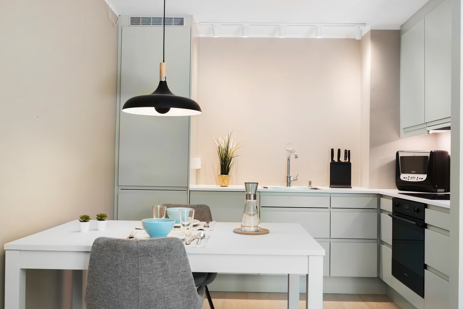 Kjøkken med åpen løsning mot stue. Galleribilde