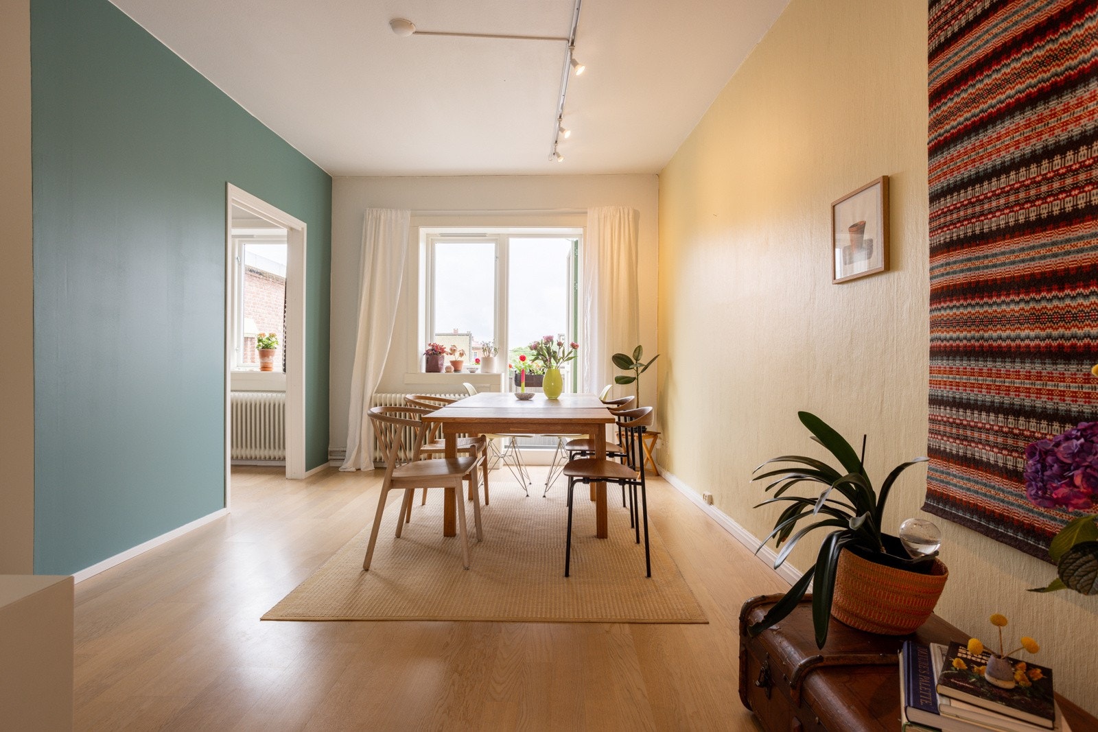 God plass til både sofagruppe med salongbord, mediemøblement og et spisebord. Galleribilde