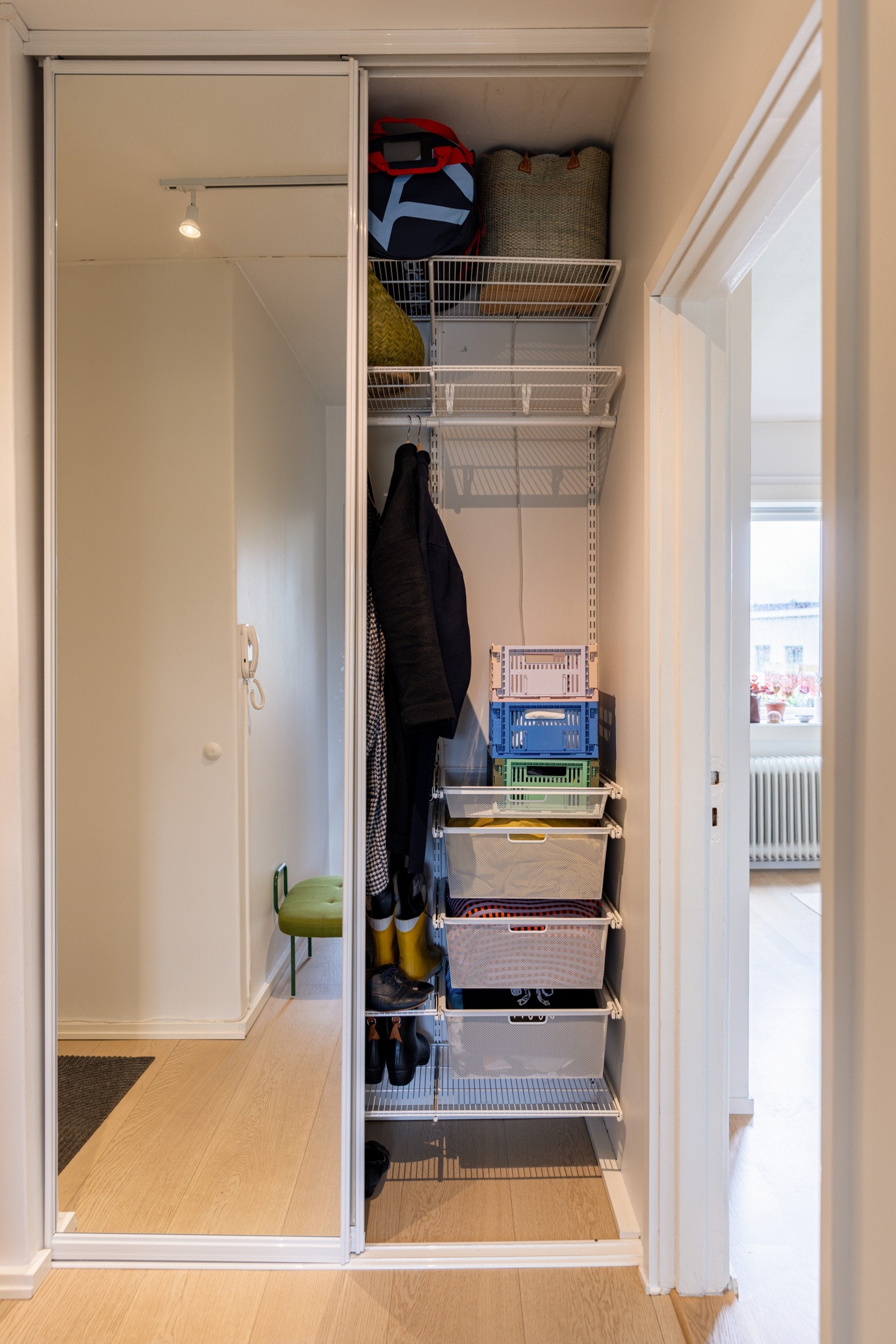 God plass til alt av sko og oppheng av yttertøy i takhøy skyvedørsgarderobe montert i 2018. Galleribilde