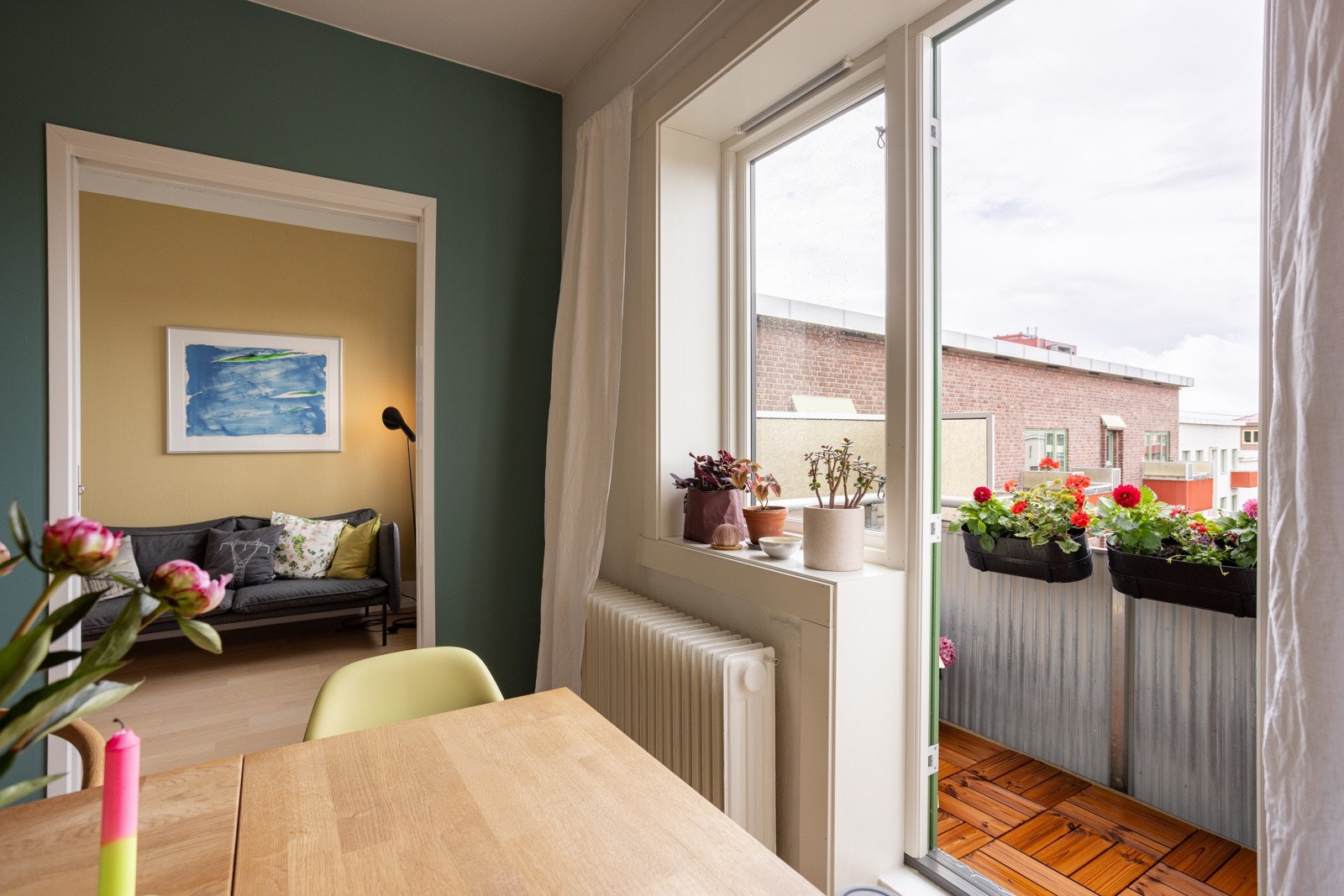 Alle vinduene i leiligheten er fra 2022, og det er dype vinduskarmer med plass til planter og dekor. Galleribilde