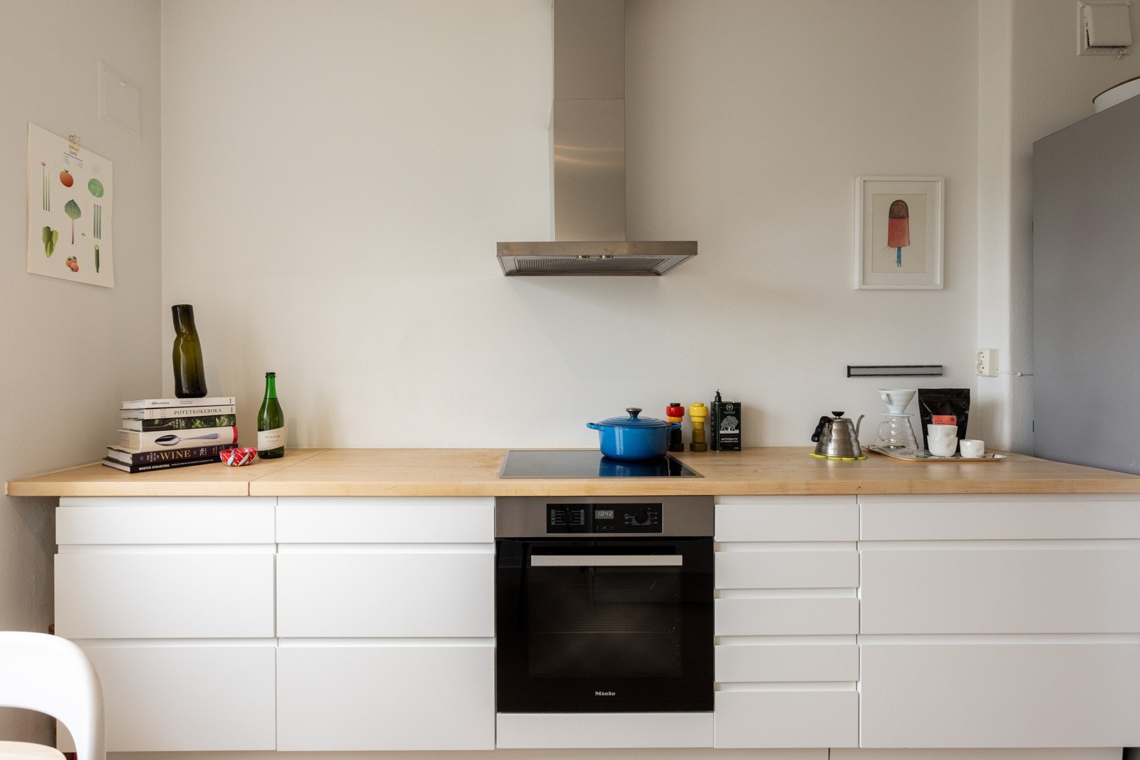 Innredningen har lyse glatte fronter (nye i 2019) og heltre benkeplate med nedfelt dobbel oppvaskkum. Galleribilde
