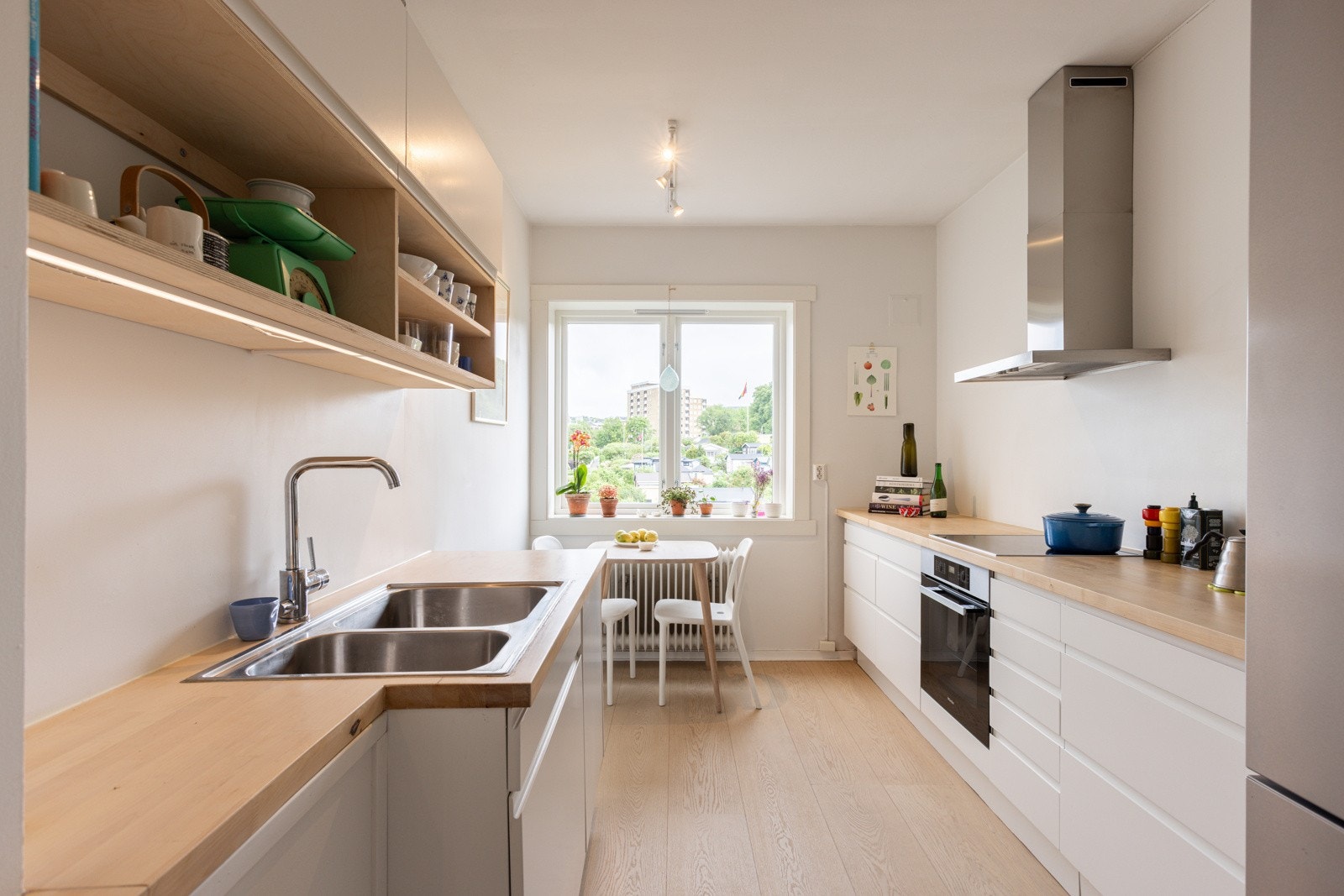 Dette er en attraktiv, lys og luftig 3-R toppleilighet med solrik balkong og en superfin beliggenhet midt på Sagene. Galleribilde