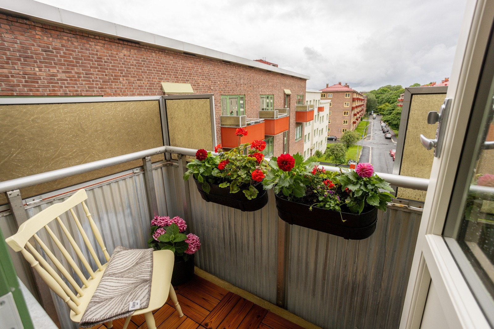 Fra stuen har du utgang til en flott og solrik sydvestvendt balkong på ca. 2m². Galleribilde