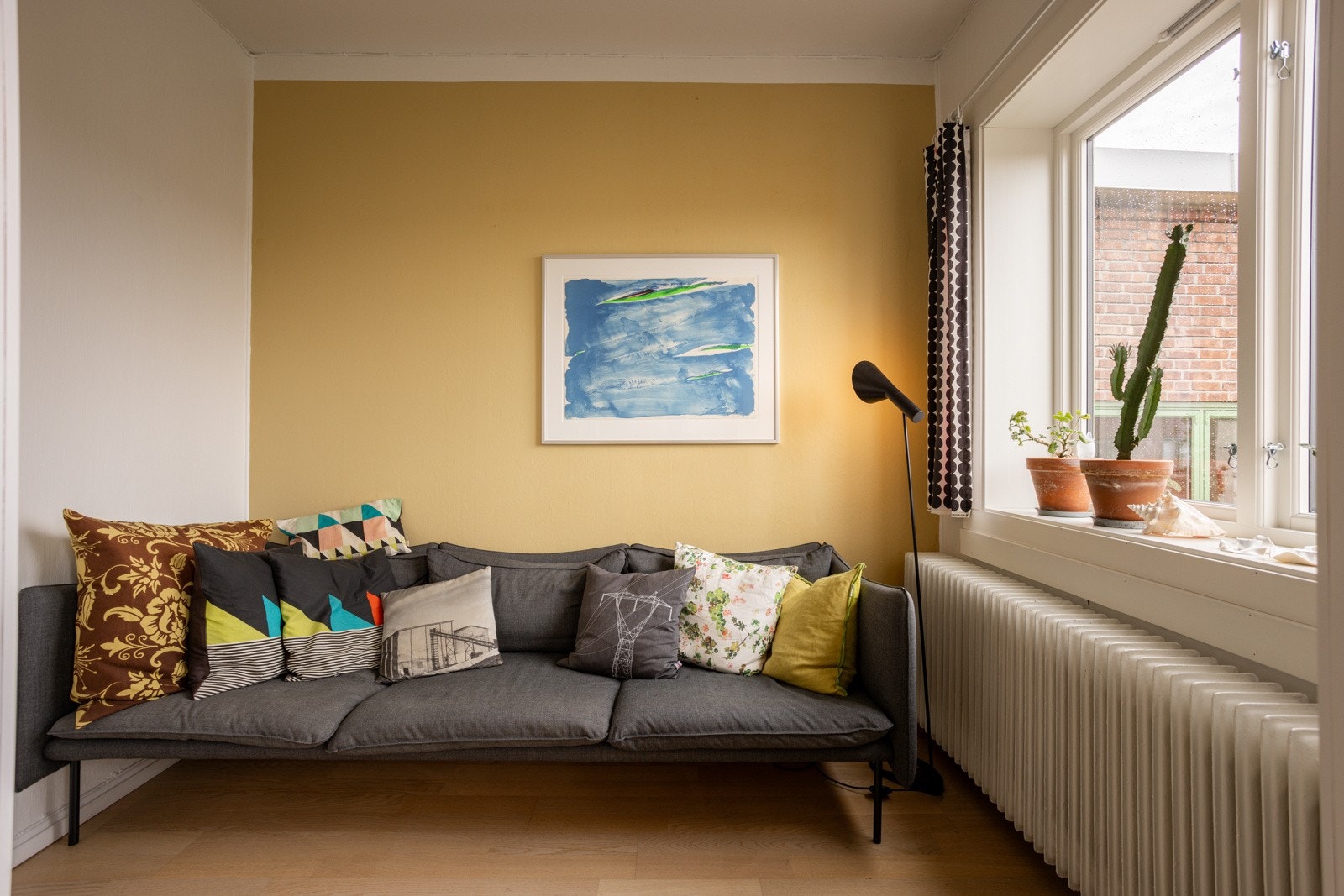 Soverom 2 er et innbydende rom som passer perfekt som barnerom, gjesterom, kontor eller hvorfor ikke egen TV-stue sånn som nåværende eier har det innredet som. Soverommet har god standard med laminat på gulv og glatte overflater malt i en fin farge. Galleribilde