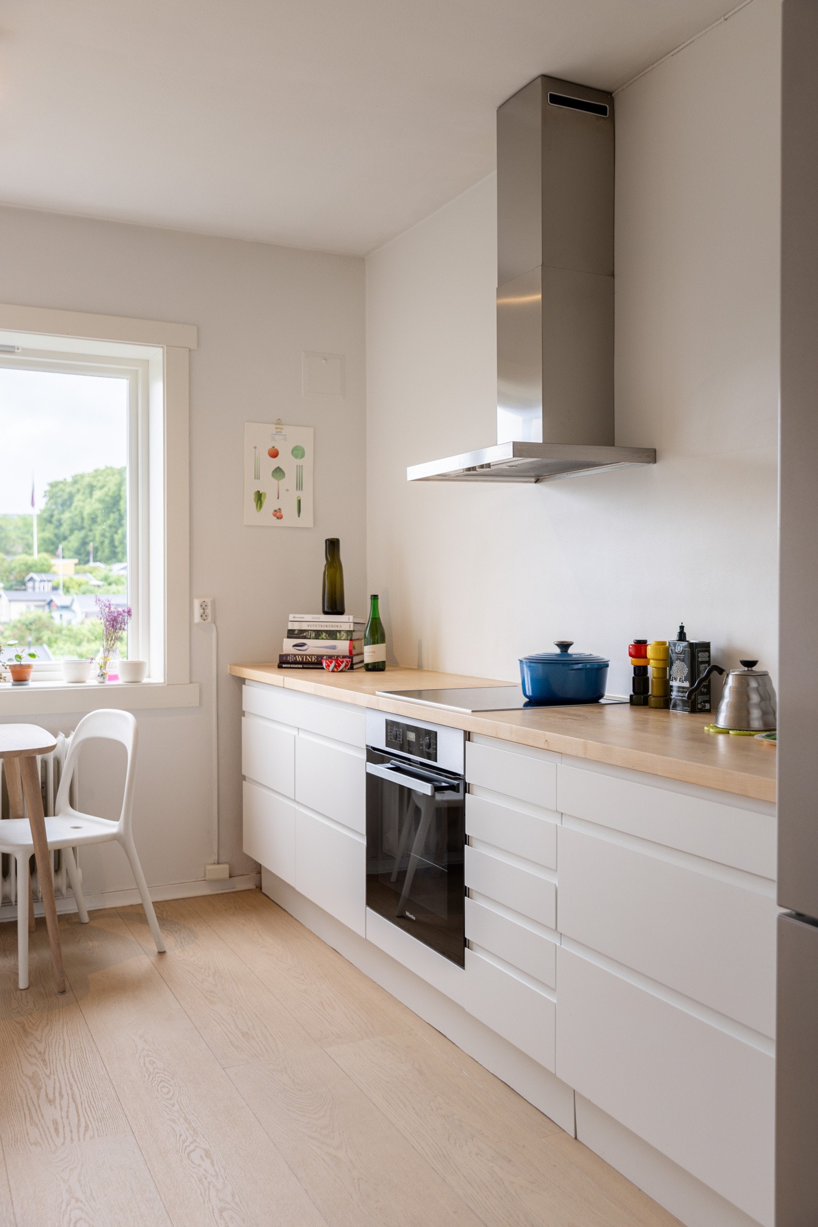 Kjøkkenet er fullt utstyrt med integrerte hvitevarer som medfølger i handelen. Integrerte hvitevarer som stekeovn, platetopp samt oppvaskmaskin. Frittstående kjøleskap med frysedel. Kullfiltervifte. Galleribilde