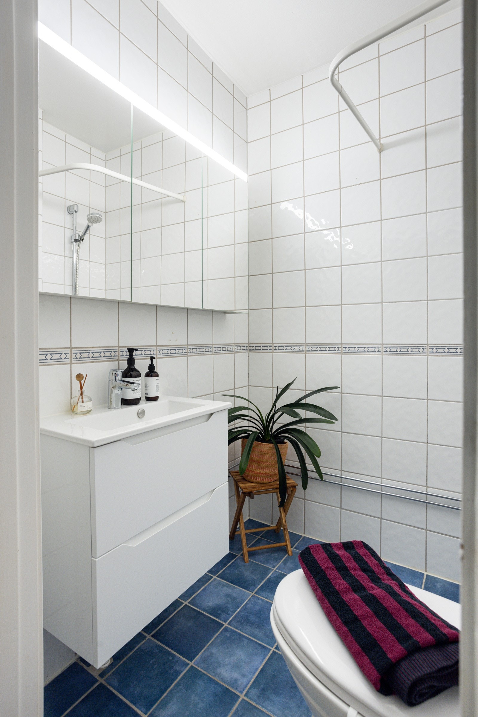 Leiligheten har et pent og praktisk flislagt baderom som ble pusset opp i regi av borettslaget i 2004. Termostatstyrt gulvvarme. Galleribilde