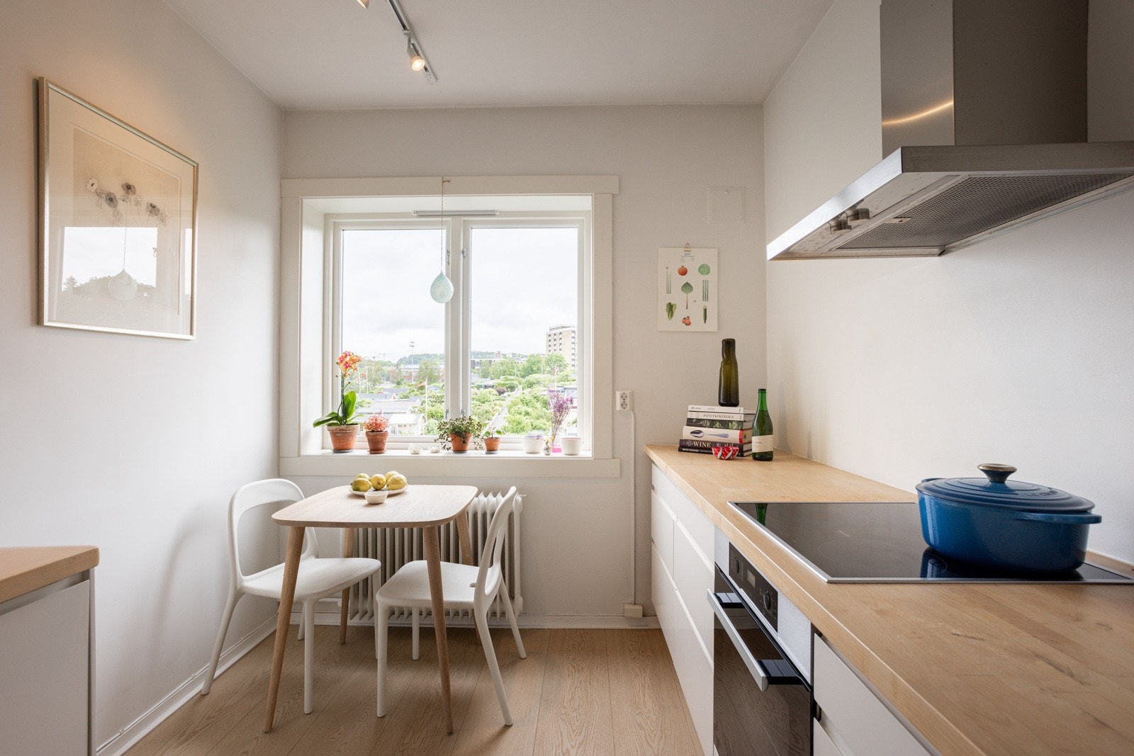 Tidløs kjøkkeninnredning fra IKEA med god skap- og benkeplass. Galleribilde