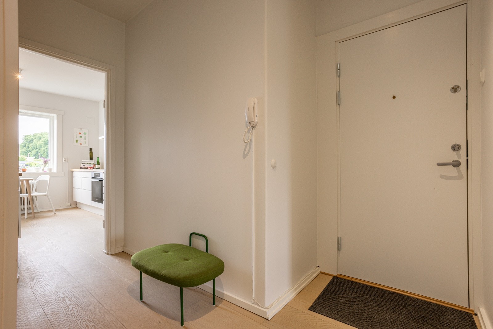Du ønskes velkommen inn i en lys og praktisk entré. Galleribilde
