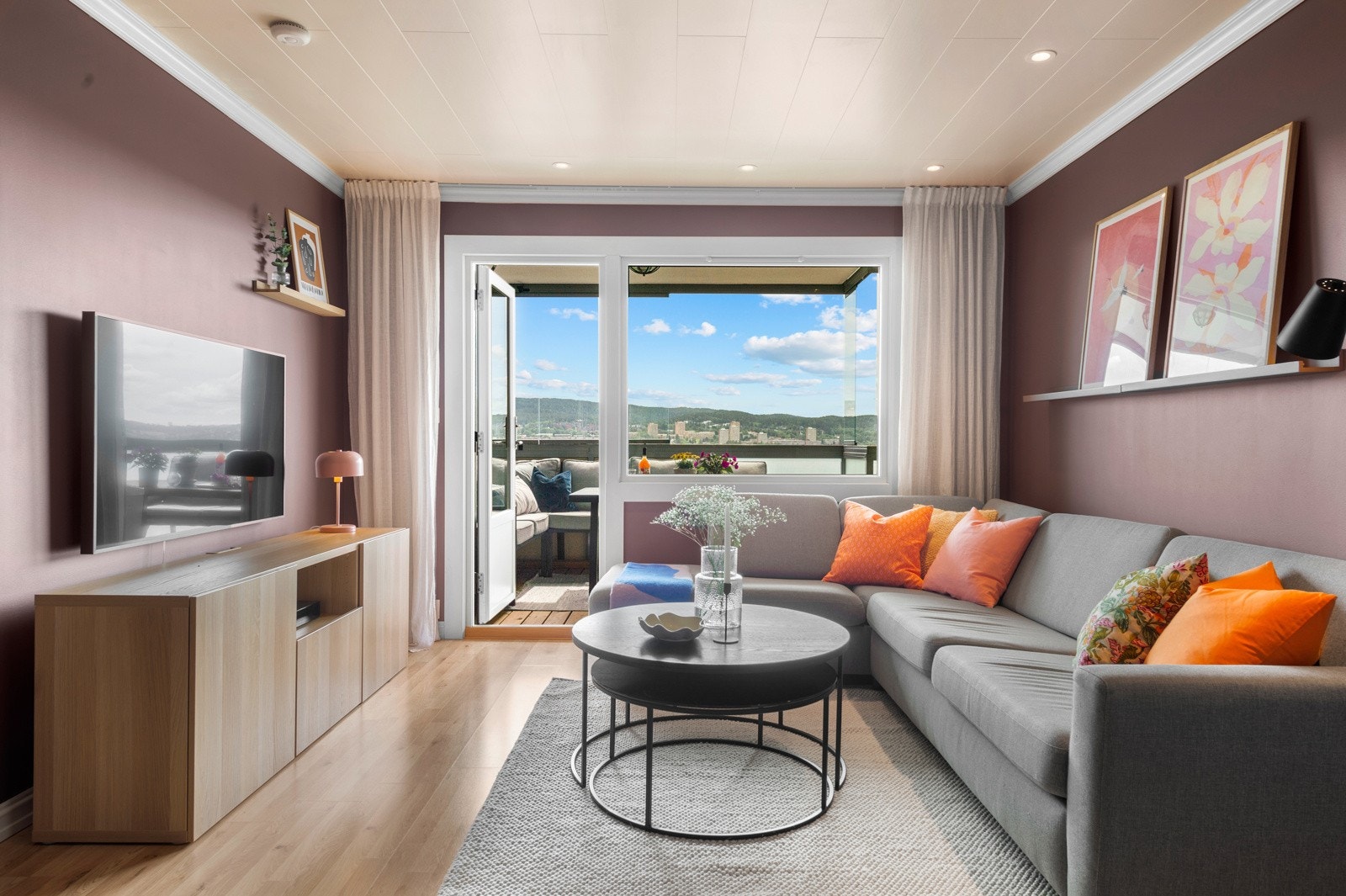 Store åpne vindusflater som gir mye lys. Vinduene ble byttet i 2014. Galleribilde