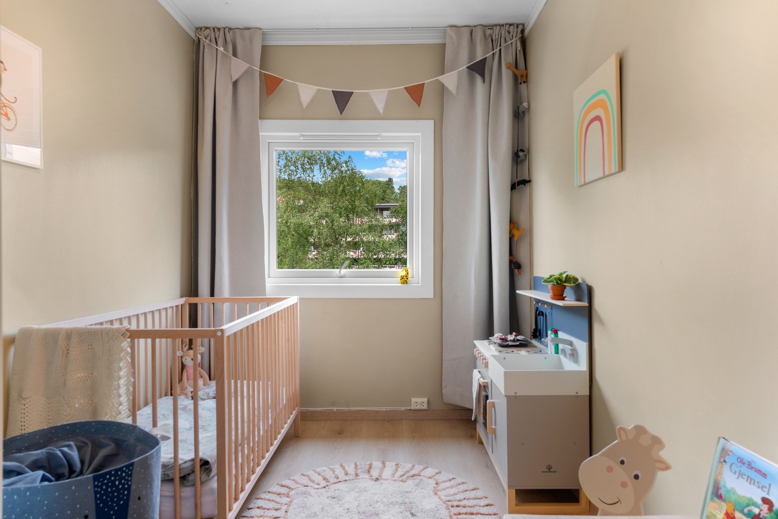 Boligens andre soverom som passer utmerket som barnerom, gjesterom eller hjemmekontor. Galleribilde