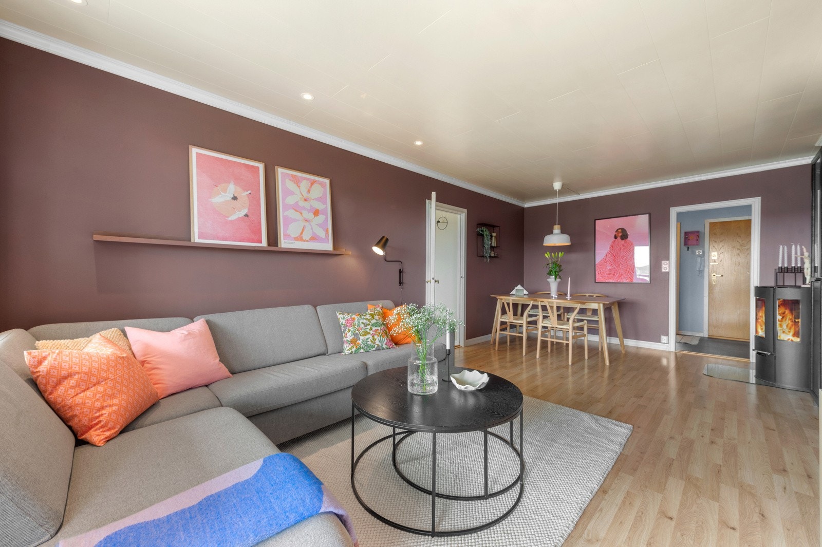 Planløsningen er god og gir godt med plass til både sofa- og medieløsninger samt eget spisebord i stuen. Peisovn for vedfyring er montert for ekstra varme og hygge. Galleribilde