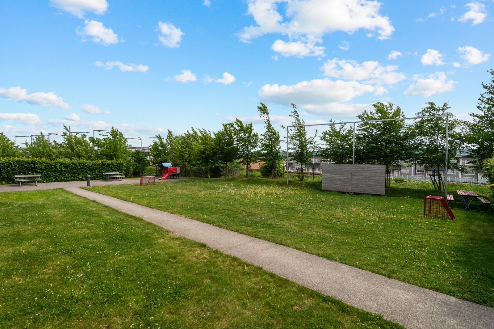 Et veldrevet borettslag med fine grøntarealer, sittegrupper og lekeapparater. Galleribilde