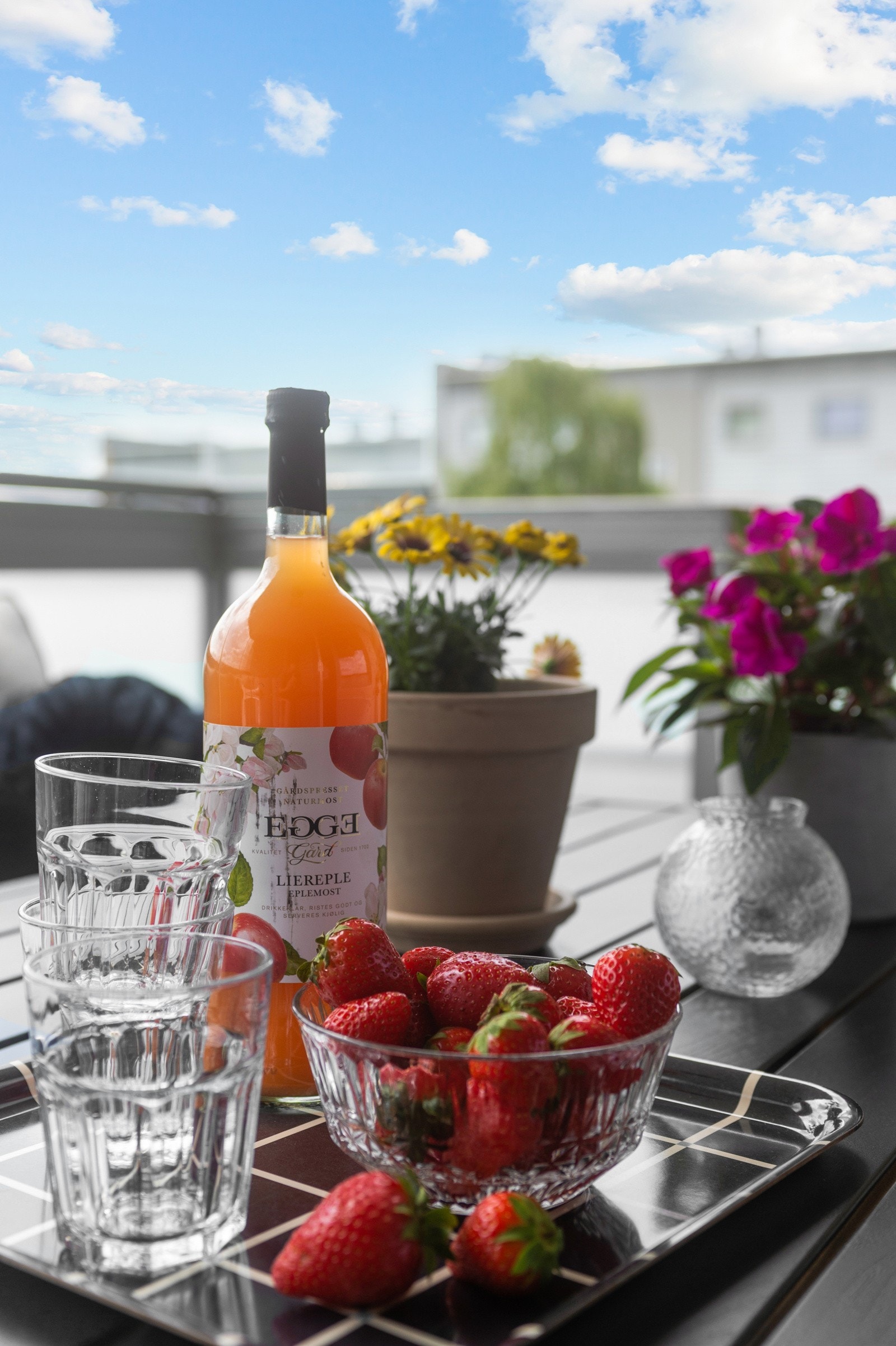 Her kan du nyte sommerhalvåret til fulle. Balkongen måler ca. 15 kvm så her er det god plass til utemøblement og grill. Galleribilde