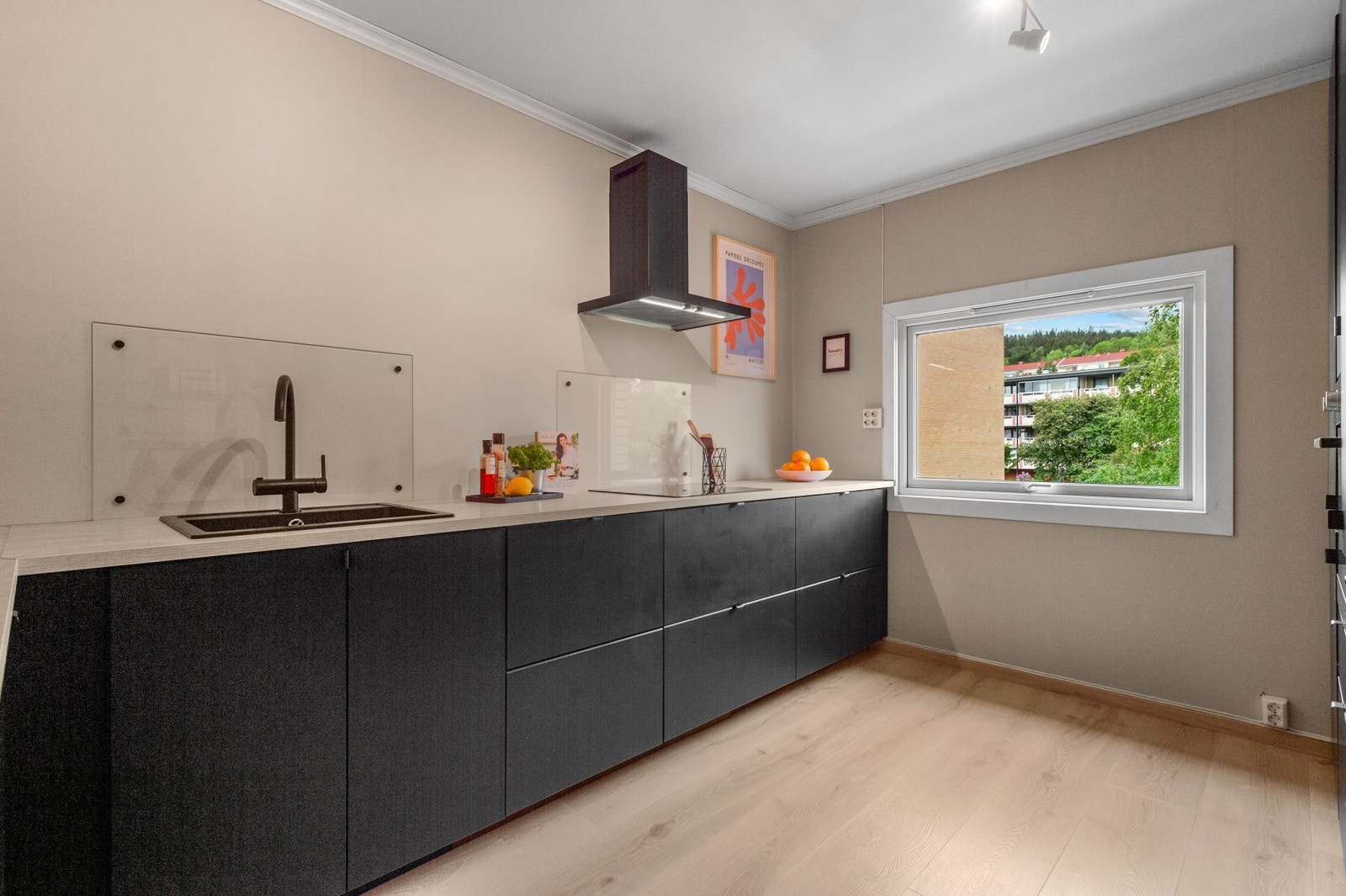 Kjøkkenet er fra 2021. Et stort vindu gir rikelig med lysinnslipp og gjør rommet til et hyggelig sted å lage mat. Galleribilde