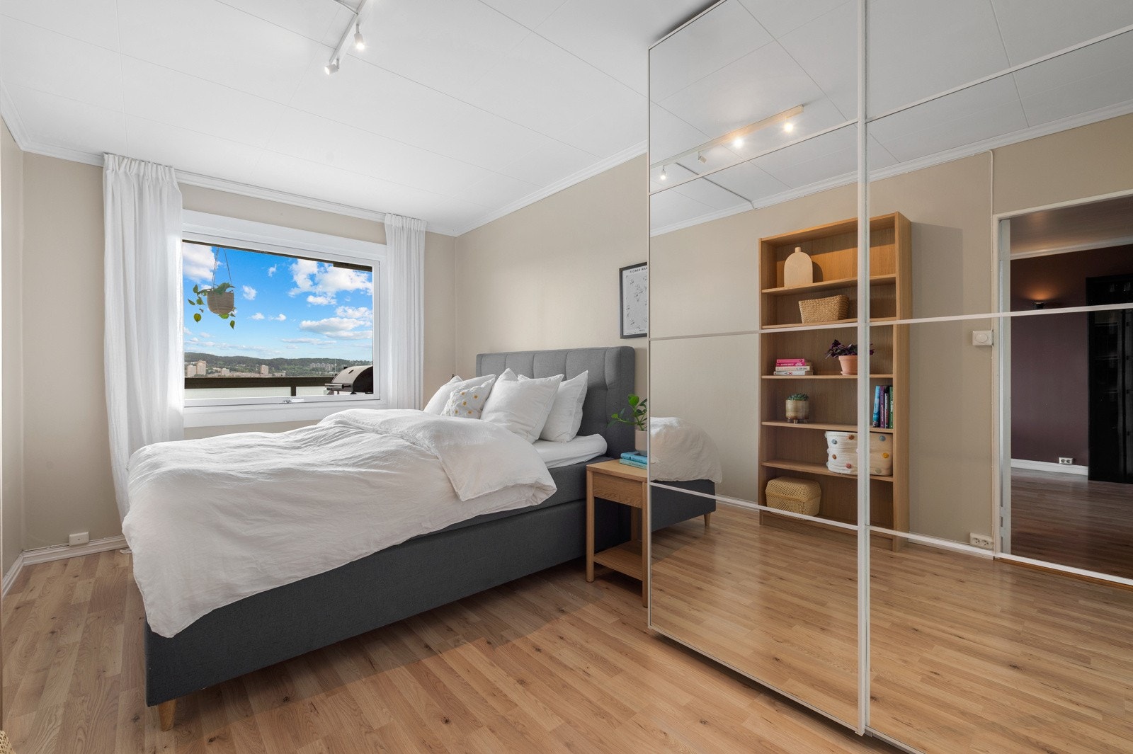 Hovedsoverom med plass til dobbeltseng og tilhørende nattbord. Medfølgende garderobeløsning. Galleribilde