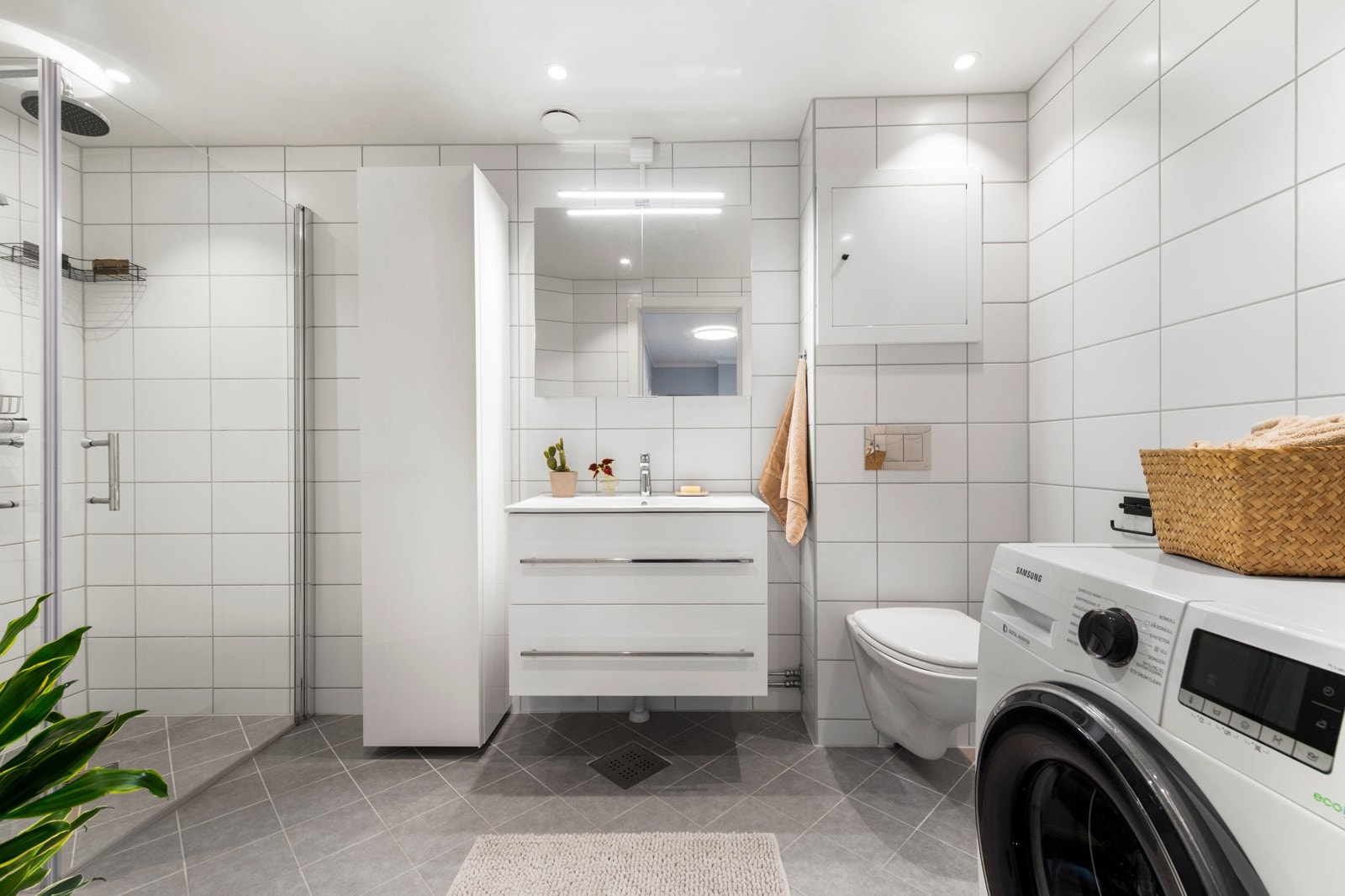 Rommet består av fliser på gulv og vegg, samt gulvvarme. Badet ble utvidet ved modernisering og har god plass til det du trenger av baderomstilbehør. Galleribilde