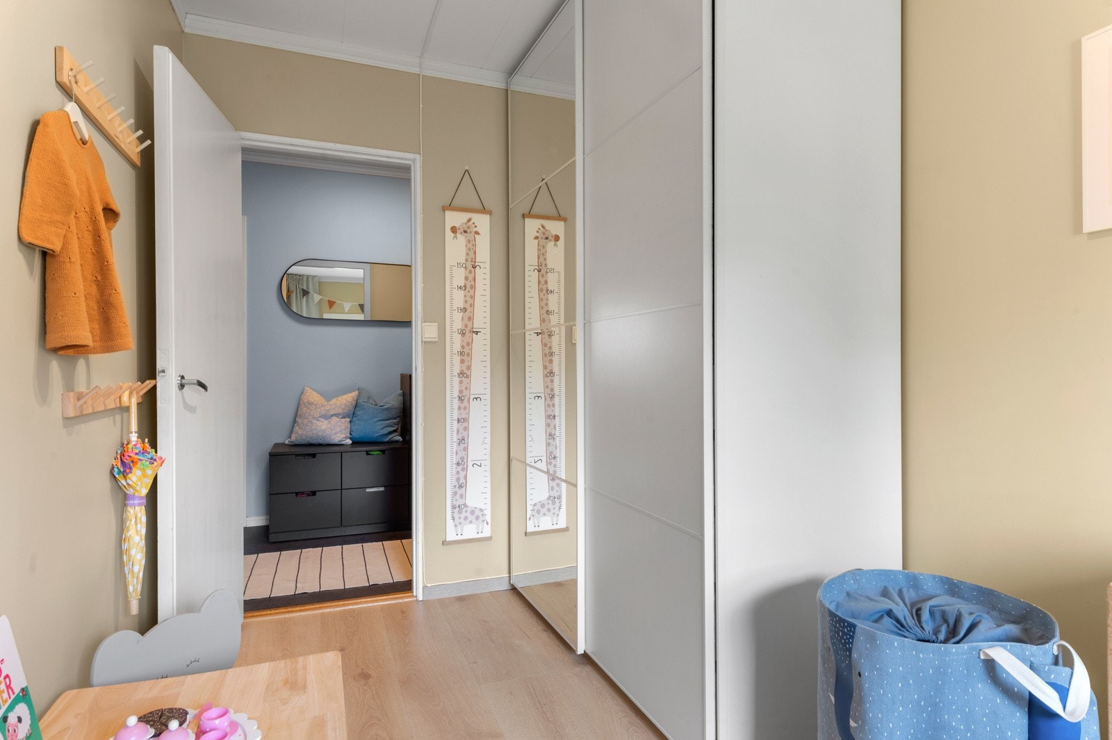 Garderobeløsning følger med. For ytterligere lagringsplass disponerer leiligheten to kjellerboder på henholdsvis 3,8 og 1,4 kvm. Galleribilde