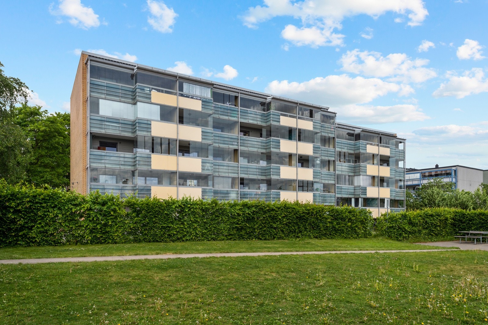 Mulighet for leie av parkeringsplass/garasjeplass etter venteliste. Borettslaget har 84 p-plasser og 69 garasjer for utleie. Pris pr mnd. er kr 200 for parkeringsplass og kr. 600 for garasje. Galleribilde