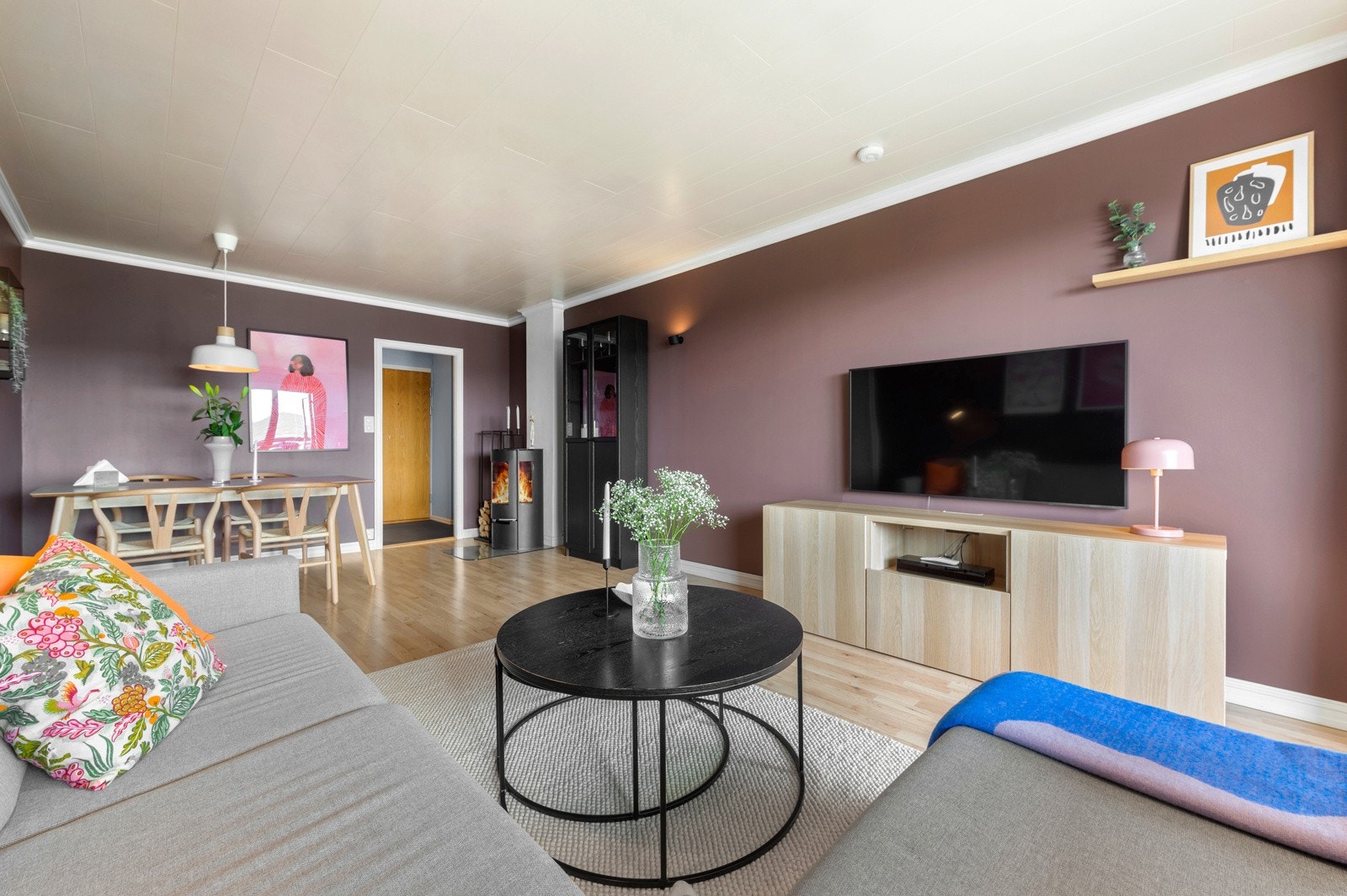 Gjennomgående fine fargevalg i hele leiligheten. Dette gir en rolig og behagelig atmosfære. Galleribilde