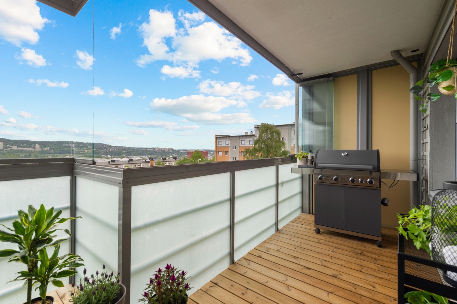 Balkongen gir deg en fantastisk uteplass i sommerhalvåret. Det er tillatt med gassgrill og elektrisk grill. Galleribilde