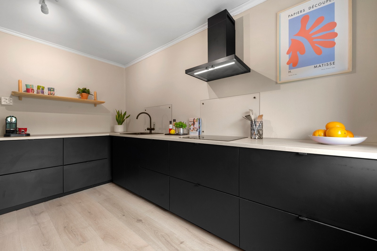 Kjøkkenet er lyst og luftig, og har godt med lagringsplass. Galleribilde