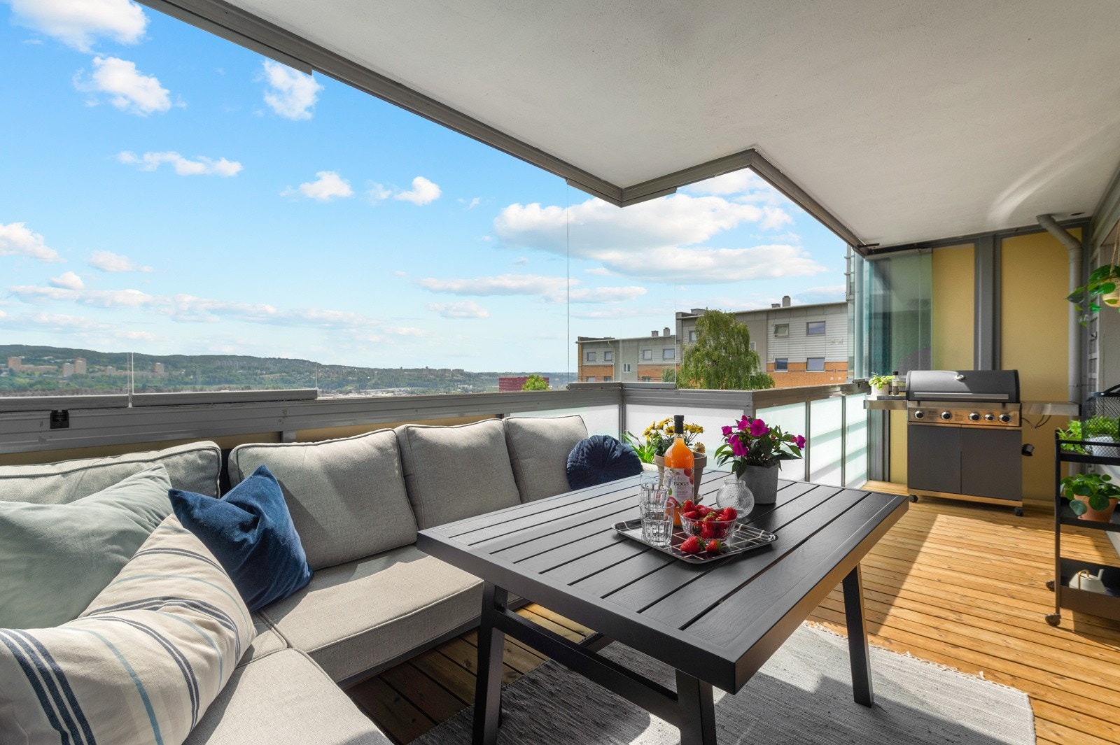 Balkongen er en naturlig forlengelse av stuen. Innglasserigen kan åpnes og lukkes helt, og kan brukes store deler av året. Galleribilde