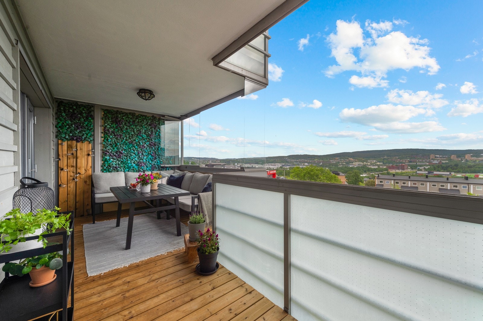 Her er det flere møbleringsmuligheter. Plass til både spisegruppe og egen loungeløsning. Galleribilde