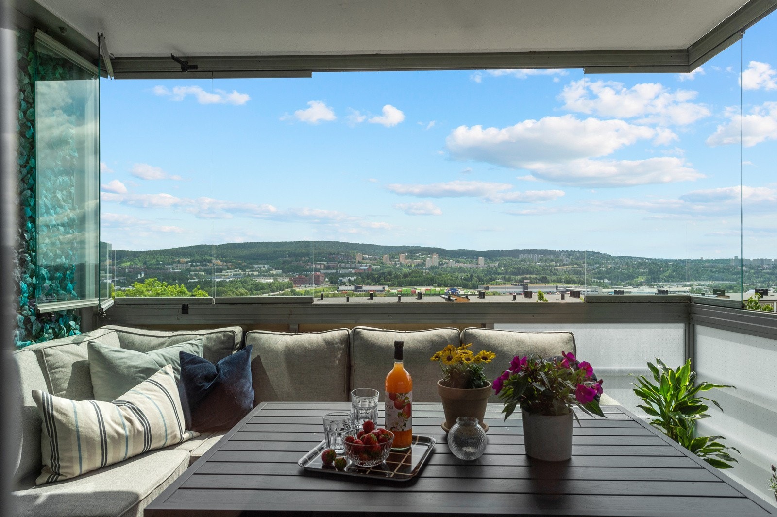 Leiligheten ligger høyt og fritt med god utsikt. Galleribilde