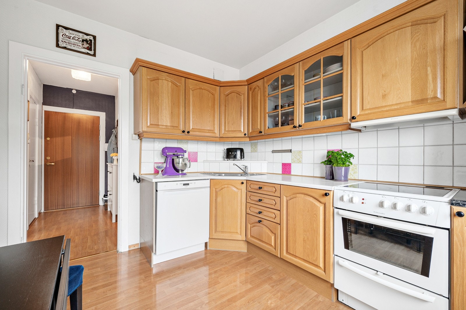 Kjøkkenet har god skap og benkeplass, og rommet føles som luftig og stort. Galleribilde