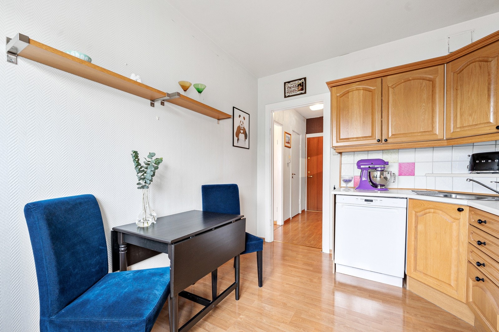 Egen del av kjøkken for spisebord med stoler. Galleribilde