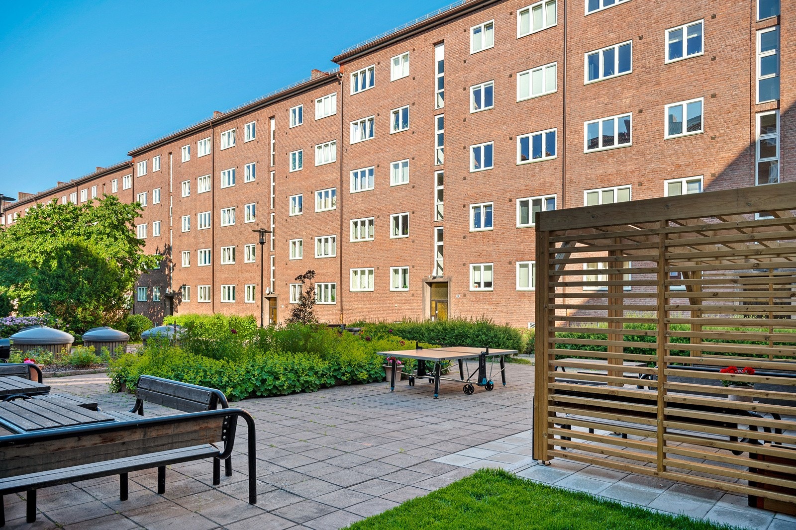 Her vil du finne flere sittegrupper og grillplass med to griller. Hva med å be inn hele vennegjengen til sommeren? Galleribilde