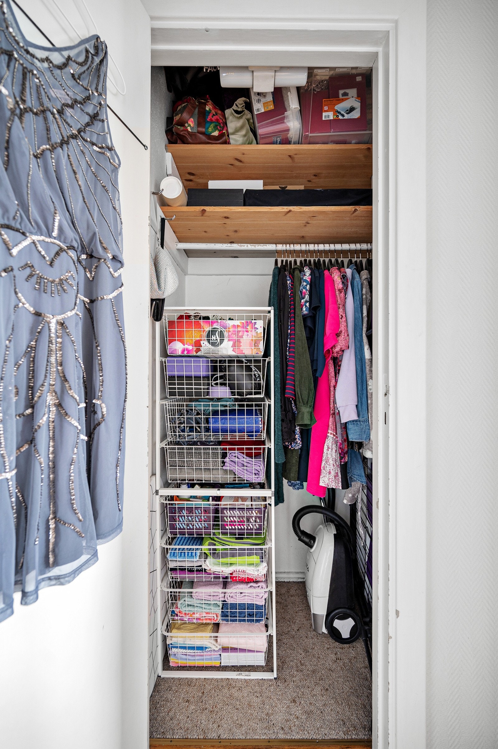 Supert for oppbevaring av klær, vaskemidler og støvsuger. Galleribilde