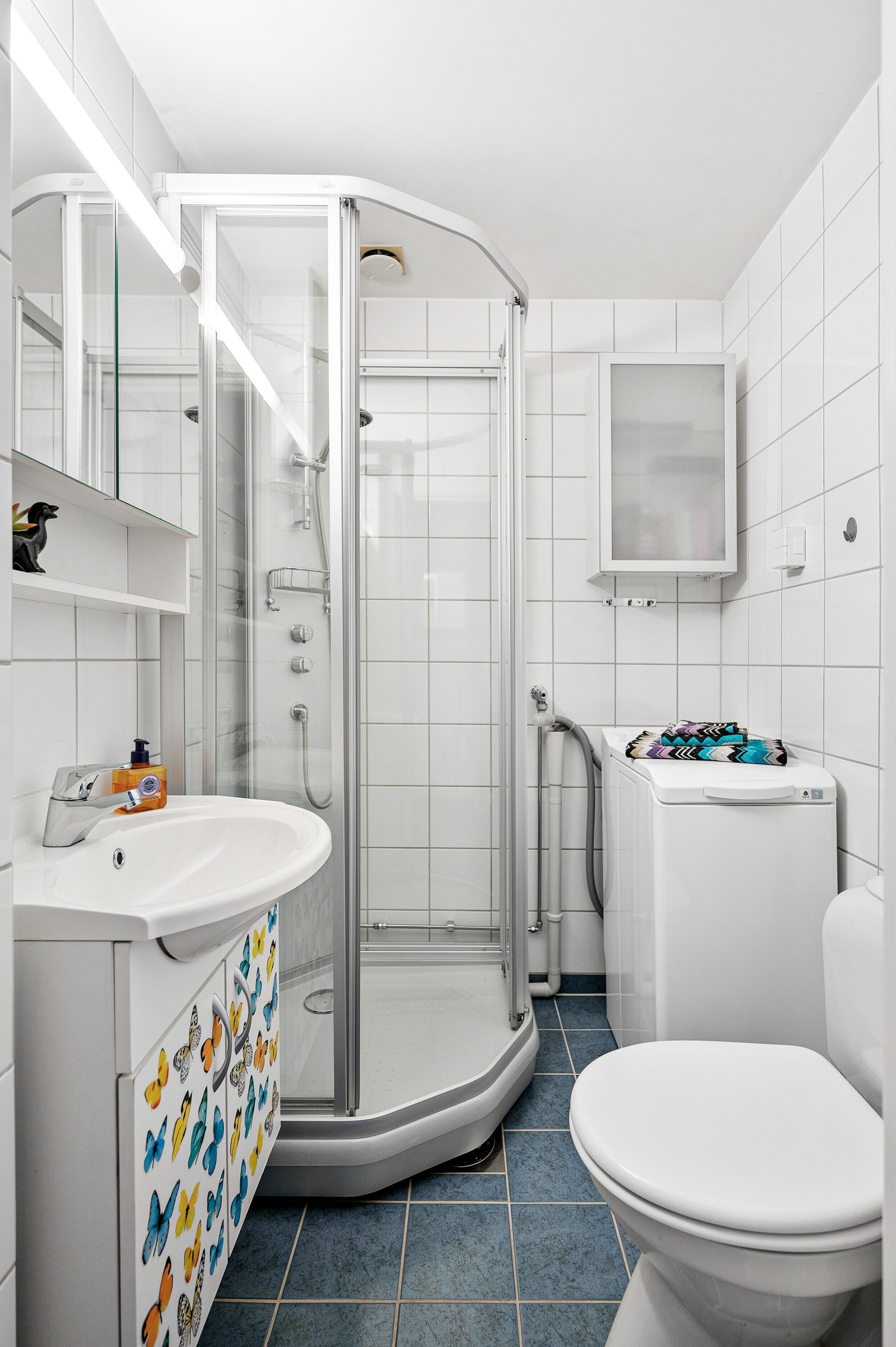 Det er opplegg for vaskemaskin på badet. Om du ikke ønsker å ta klesvasken i leiligheten, har borettslagets fellesvaskeri. Galleribilde