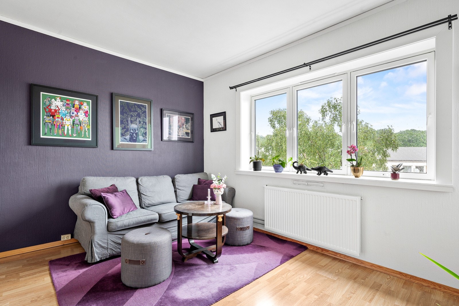 Stuen har flere møbleringssoner, hvor du blant annet kan få plass til en stor sofa. Galleribilde