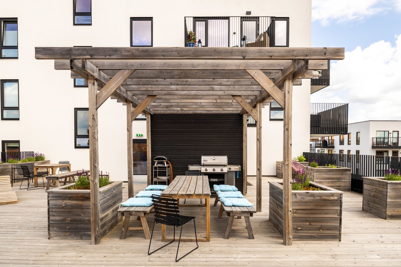 Om det ikke er nok med to private balkonger, er det felles takterrasse i 5. etasje Galleribilde