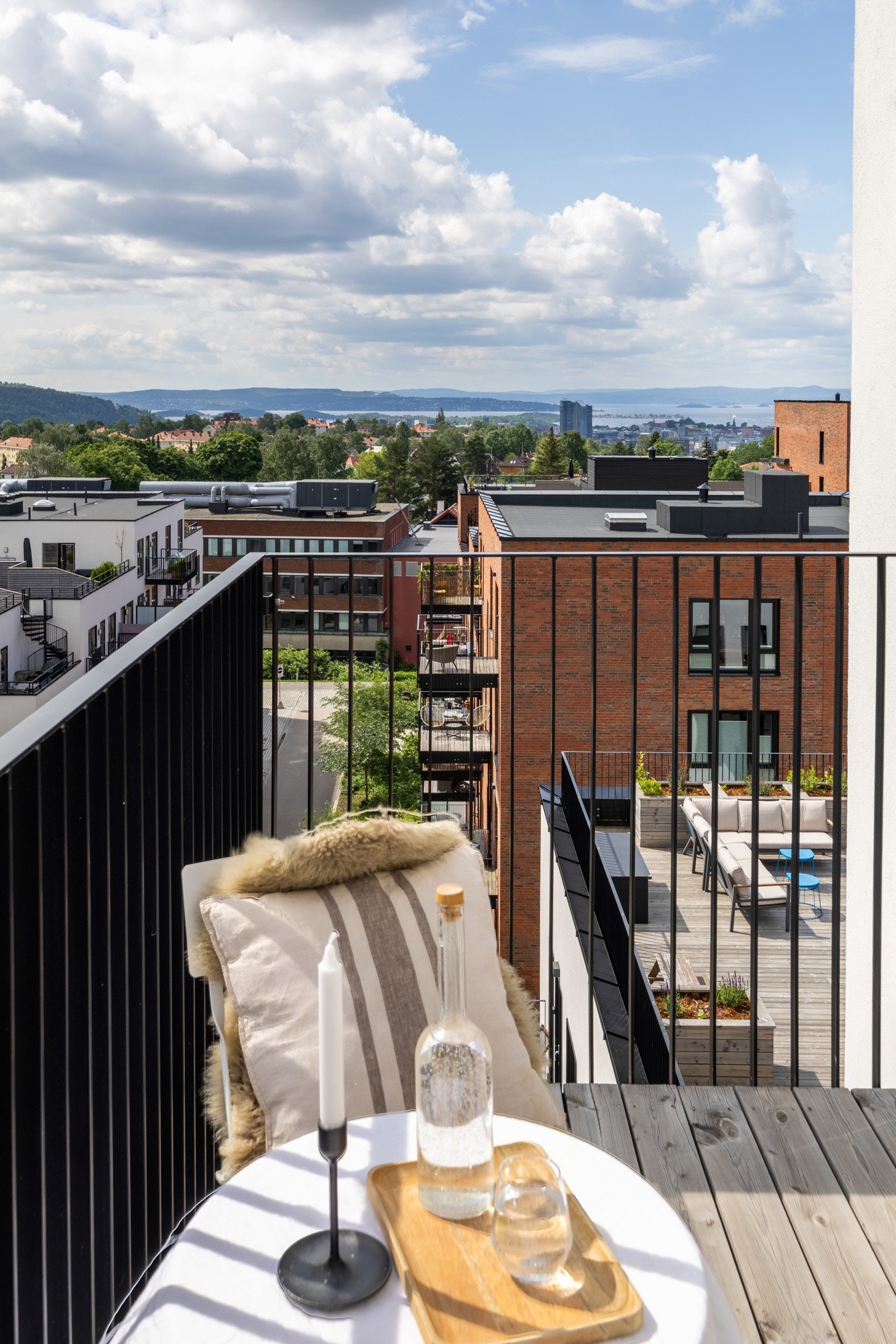 Innred med grill, utemøbler, planter og nyt varme sommerdager Galleribilde