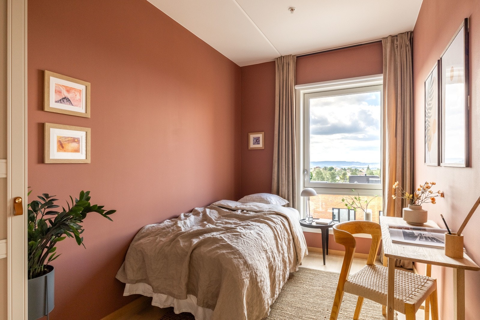 God størrelse med plass til å innrede med dobbeltseng, skap og kontor-løsning Galleribilde