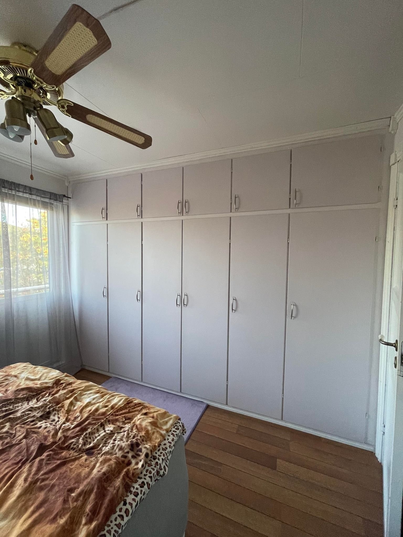 Innebygd garderobe på hovedsoverom. Galleribilde