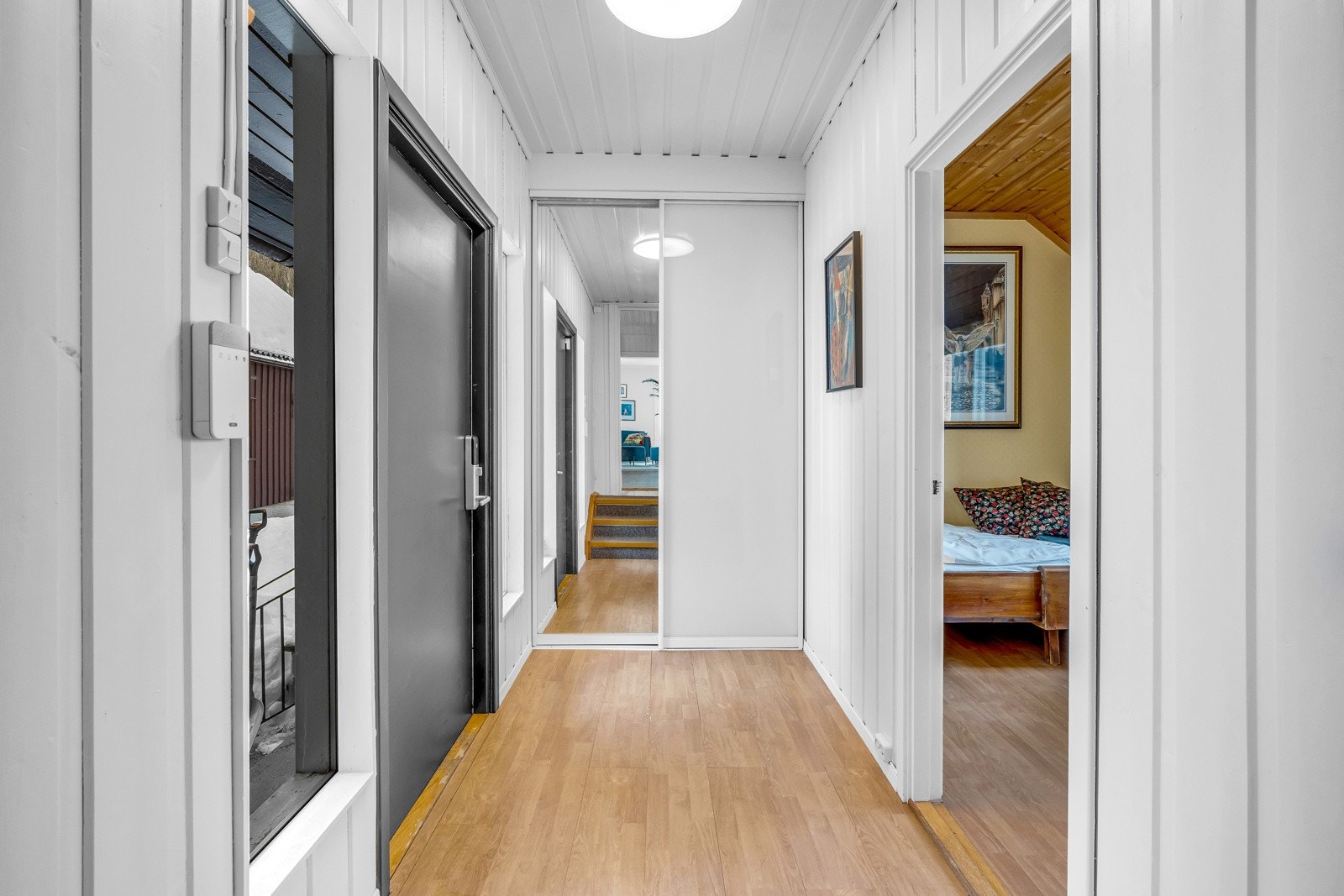 Entré 1.etasje med skyvdørsgarderobe Galleribilde