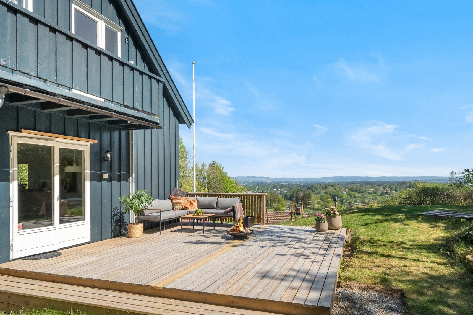 Terrasseplatting på ca 30 m2 med gode solforhold og flott utsikt Galleribilde