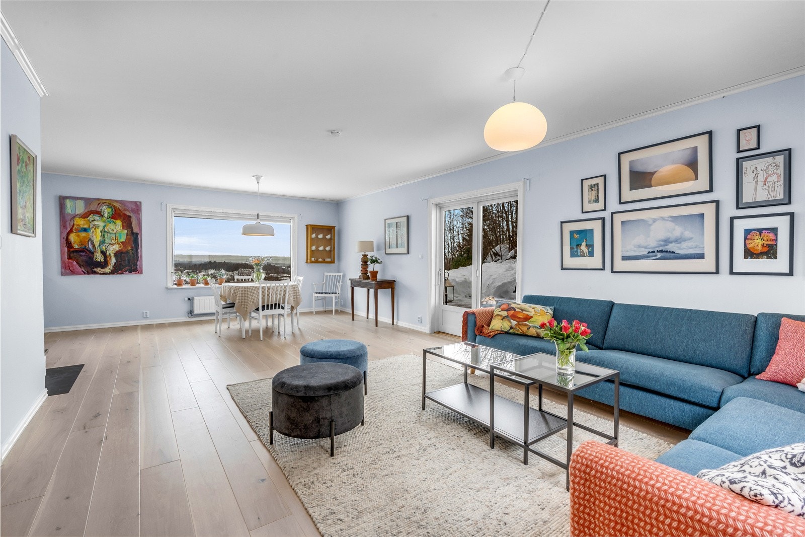 Boligen har fine og store oppholdsrom og har godt med naturlig lys Galleribilde