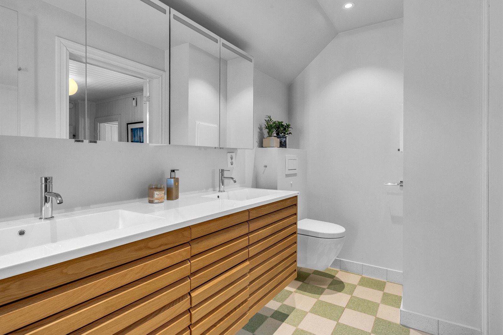 Pent flislagt, varmekabler i gulv og vegghengt toalett Galleribilde