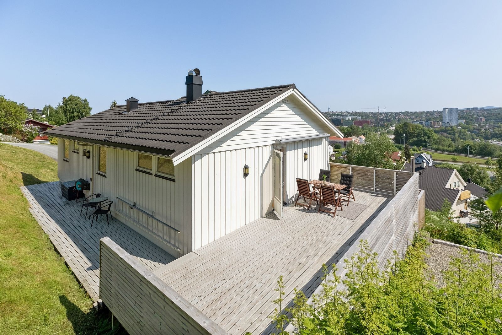Eiendommen har godt med terrassearealer, her nyter man solen store deler av dagen på sommerhalvåret Galleribilde