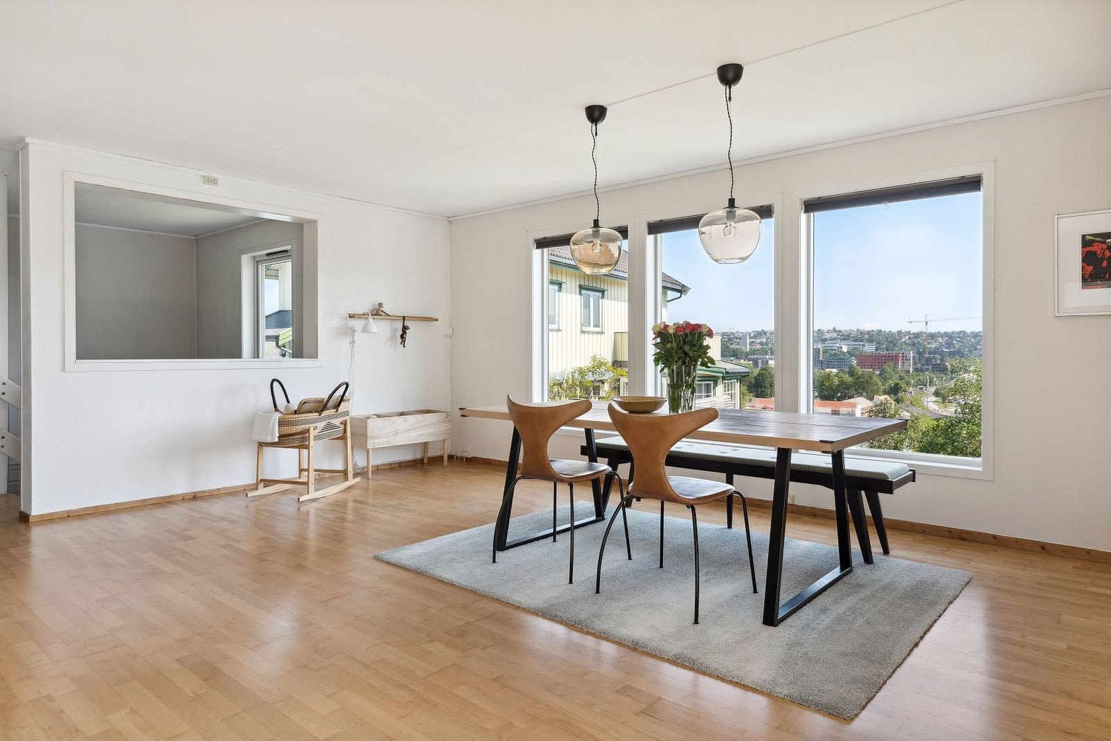 Store vindusflater gir rommet godt med naturlig lysinnslipp Galleribilde