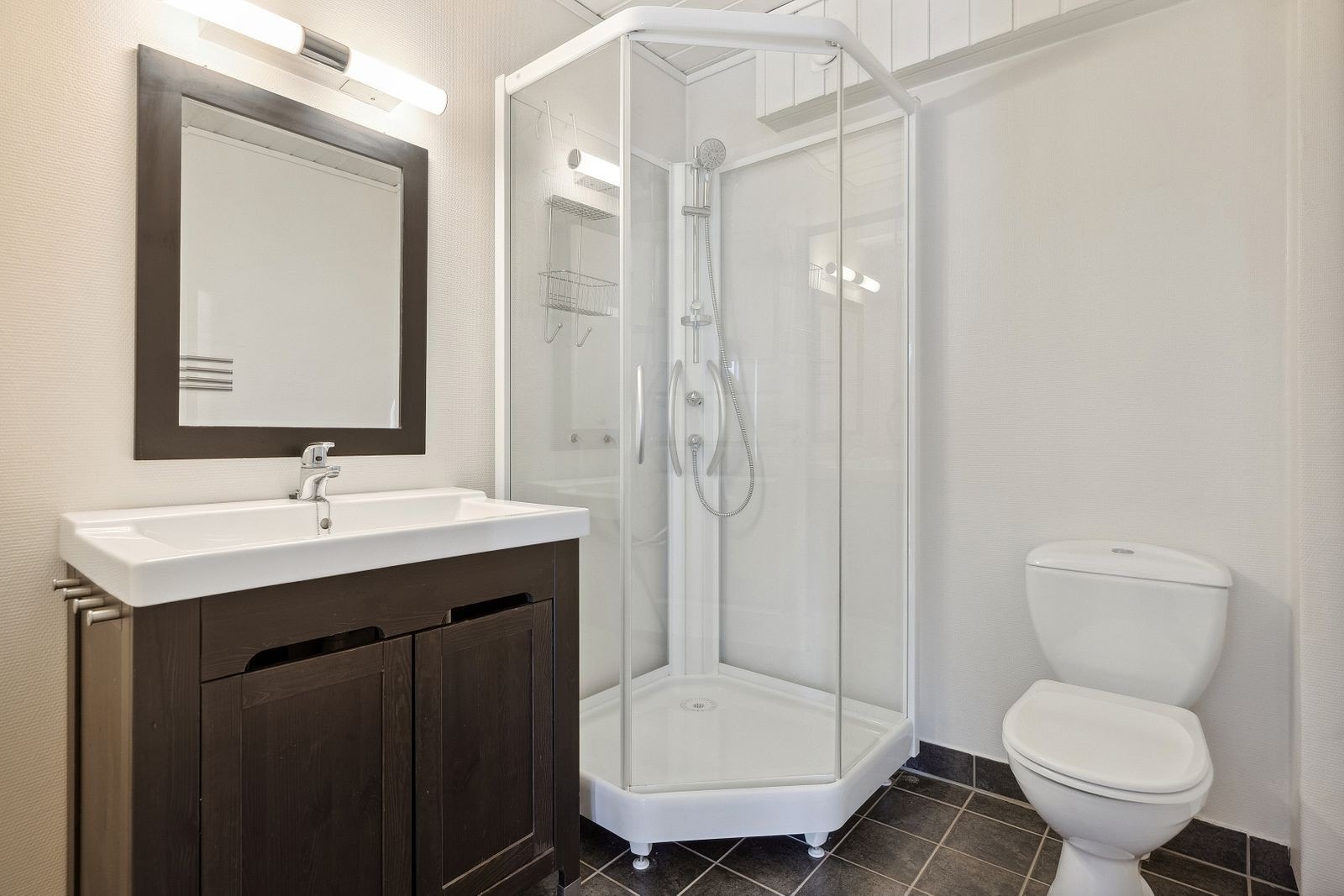 Badet i sokkeletasjen er på 4,5 kvm. og er innredet med dusjkabinett - svært praktisk med to bad! Galleribilde