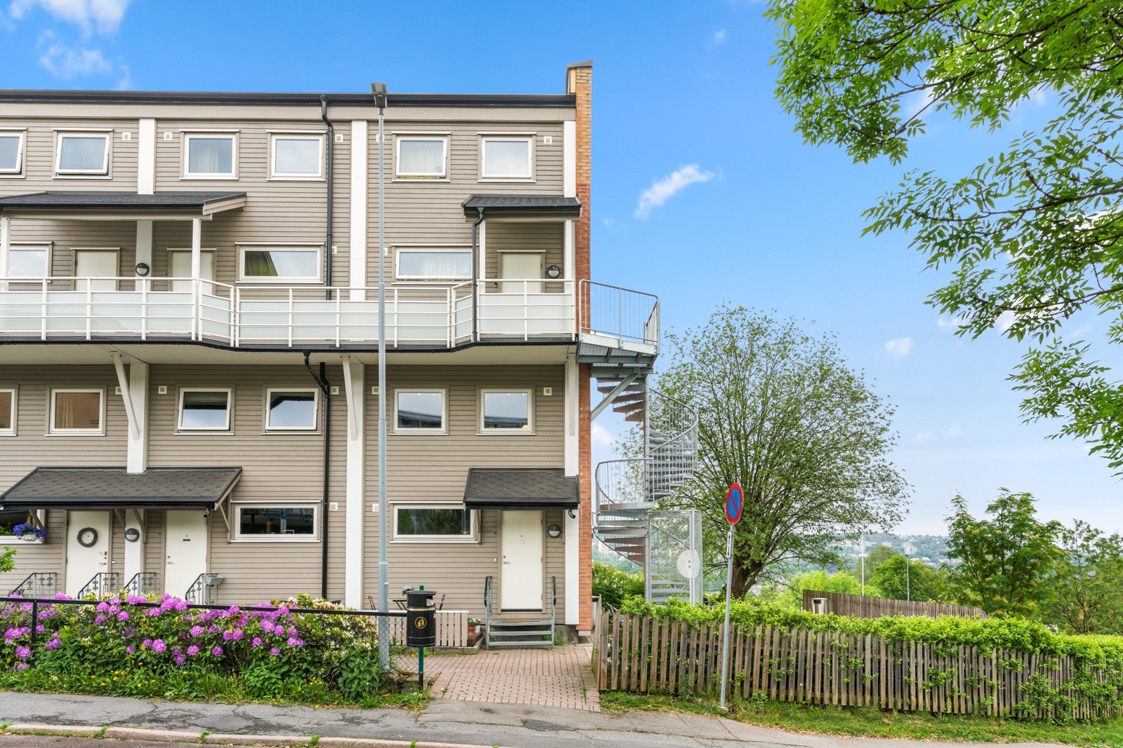 Byggets inngangsparti Galleribilde