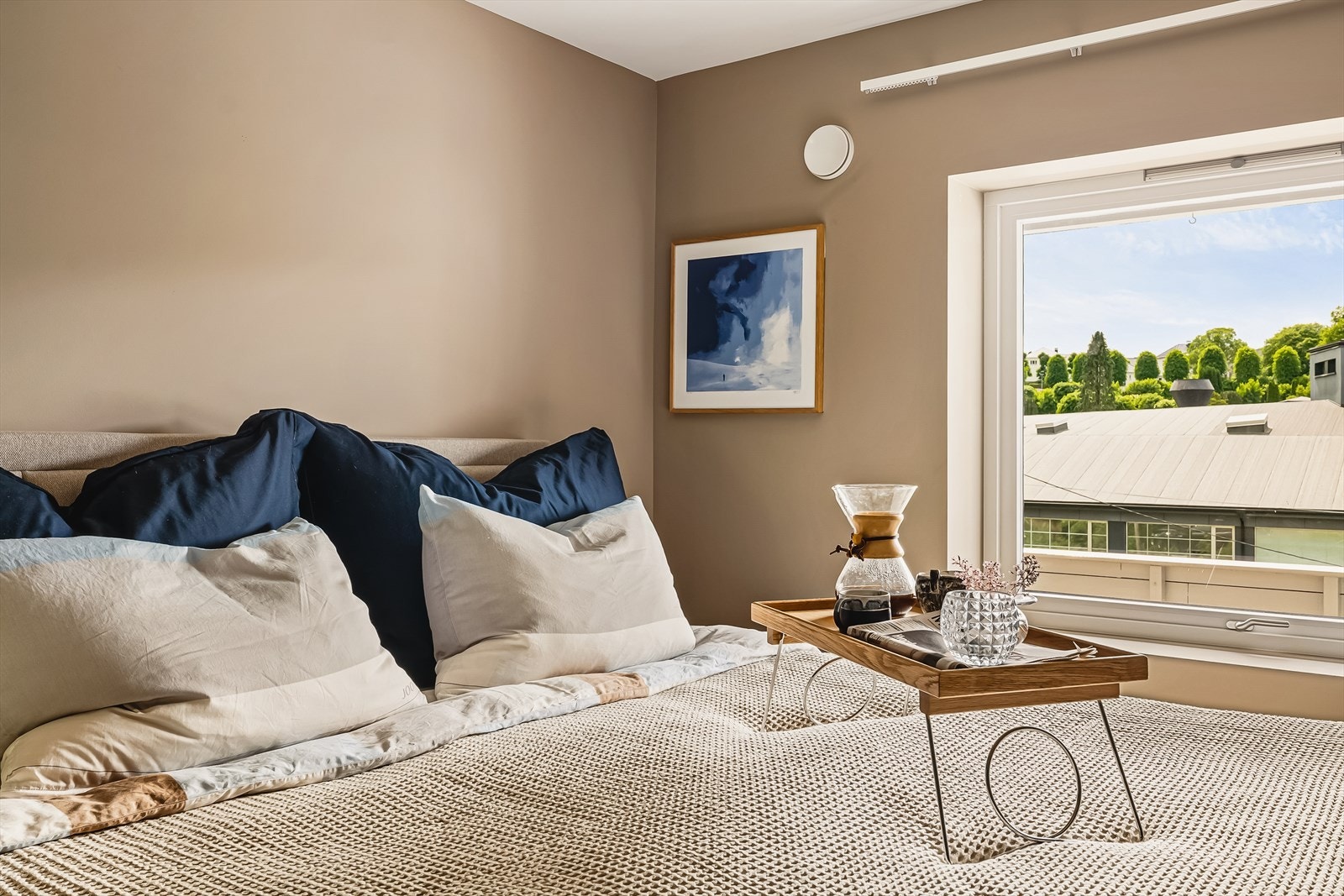 Soverommet kan møbleres med blant annet dobbeltseng og nattbord. Galleribilde